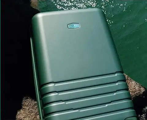 水边岩石上的 BAGSMART 墨绿色拉杆箱
