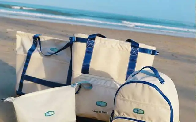 海滩上的 BAGSMART Coast 海岸系列包袋